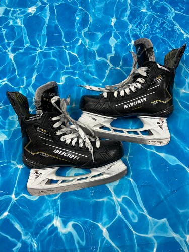 Intermediate Bauer Supreme M40 Hockey Skates Size 5.5 (Used)