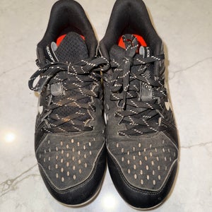 Black Unisex 6Y (Big Kids / Youth) Youth Under Armour Molded Cleats Cleats (Used)