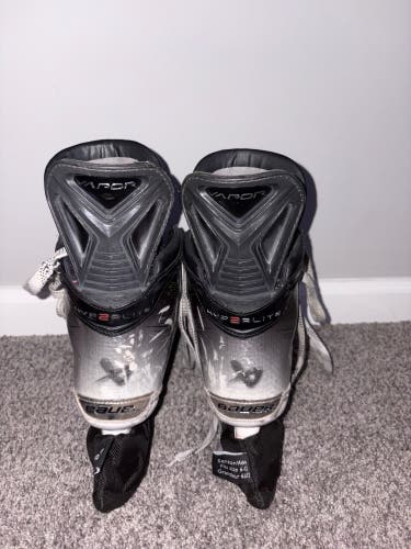 2023 Bauer Vapor Hyperlite 2 Hockey Skates Regular Width 6 (Used)