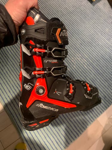 Mondo 26 & 26.5 Unisex Nordica SpeedMachine 2024 All Mountain Ski Boots Stiff Flex; Grip Walk (Used)
