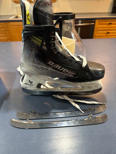 2023 Bauer Vapor Hyperlite 2 Hockey Skates 8.5 (Used)