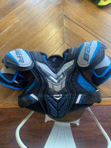 Medium Junior Bauer Supreme One.8 Shoulder Pads (Used)
