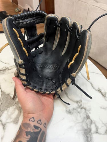Infield RH Wilson A2000 Baseball Glove 11.5" (Used)