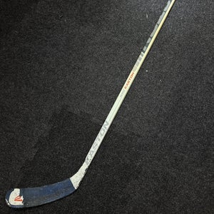 Junior Easton Mako Right Handed Hockey Stick Mid Pattern 65 Flex Pro Stock (Used)