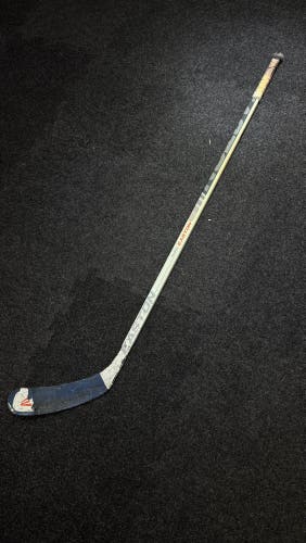 Junior Easton Mako Right Handed Hockey Stick Mid Pattern 65 Flex Pro Stock (Used)