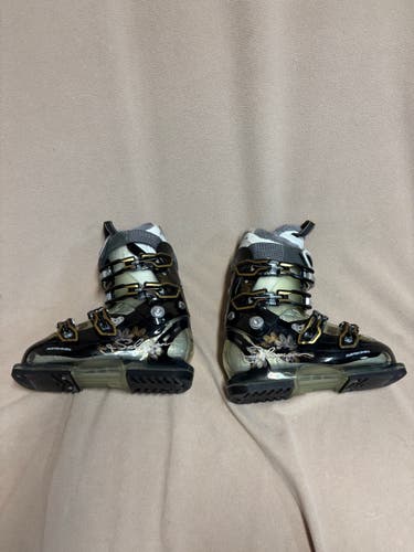 Mondo 25 & 25.5 Unisex Salomon All Mountain Ski Boots (Used)