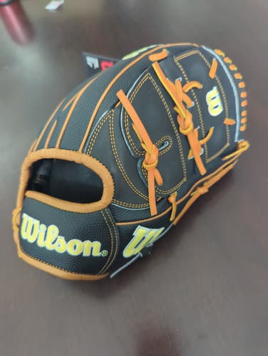 2025 Wilson RH Pitcher's A2000 B125 Baseball Glove 12.5" (New)