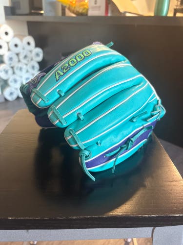 2025 Wilson A2000 RH Infield Baseball Glove 12" (Used)