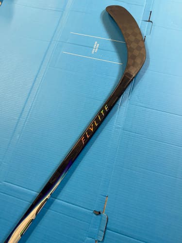 Single-Bauer Vapor FlyLite RH P29 77 Flex Hockey Stick (New)