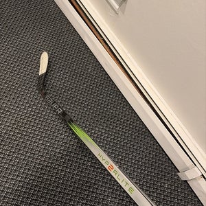 Senior Bauer Vapor Hyperlite 2 Right Handed Hockey Stick P28 87 Flex (Used)