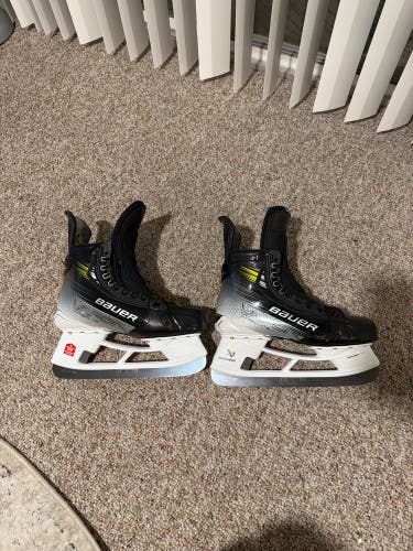 2023 Bauer Vapor Hyperlite 2 Hockey Skates Regular Width 8.5 (New)