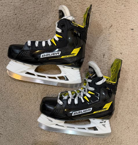 2022 Bauer Supreme M4 Hockey Skates Regular Width Size 3.5 (Used)