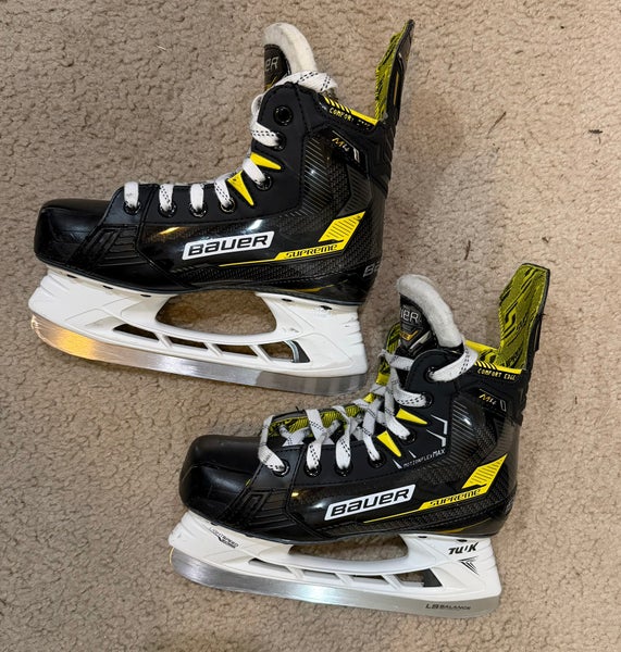 2022 Bauer Supreme M4 Hockey Skates Regular Width Size 3.5 (Used)
