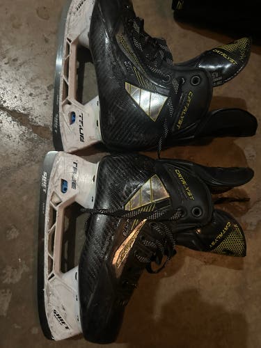 2022 True Catalyst 9 Hockey Skates Regular Width Size 2.5 (Used)