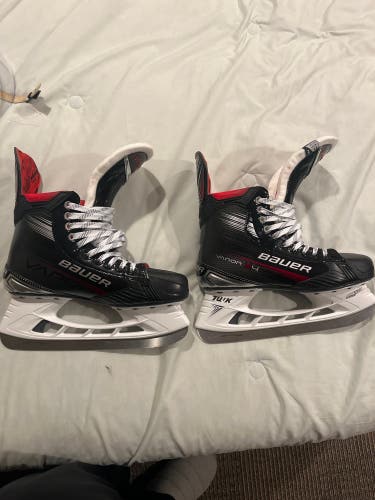 2023 Bauer Vapor X4 Hockey Skates Regular Width 9.5 (Used)