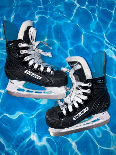 Youth Bauer XLP Hockey Skates Regular Width 10 (Used)