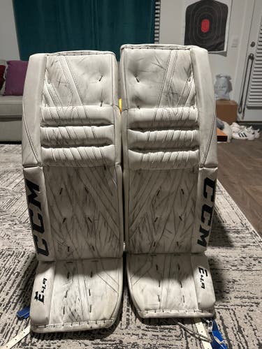 35" CCM Extreme Flex E4.9 Goalie Leg Pads (Used)