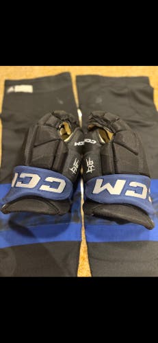 Maple Leafs “Next Gen” John Tavares gloves jetspeed