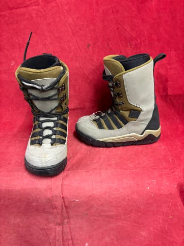 Snowboard Boots: 7Y (Big Kids / Youth) Snowboard Boots (Used)