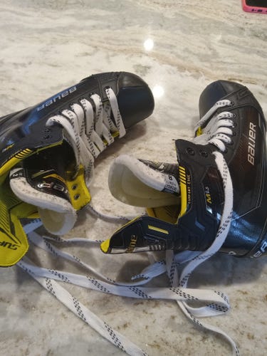 2022 Bauer Supreme M4 Hockey Skates Regular Width 8 (Used)