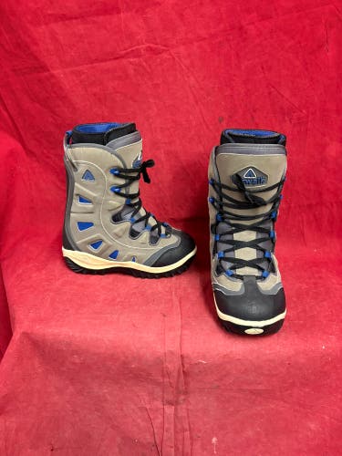 Snowboard Boots: Unisex Size M 7.0 (W 8.0) Airwalk Snowboard Boots (Used)