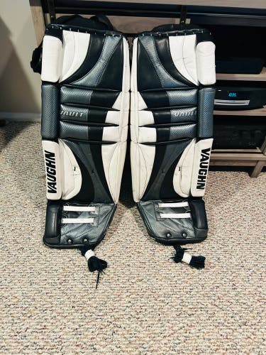 Vaughn Vault Senior Pads, Sz.34, in good condition
