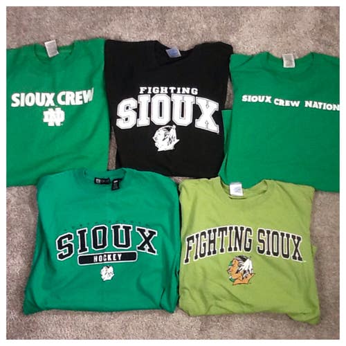 North Dakota Fighting Sioux Men’s Size (Medium) T Shirt Lot (5) UND Tees Hockey