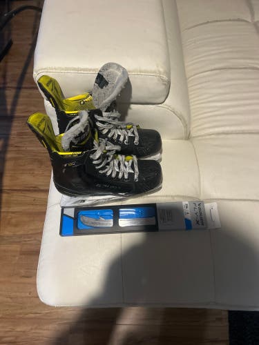 2022 Bauer Supreme M4 Hockey Skates Regular Width Size 5 (Used)