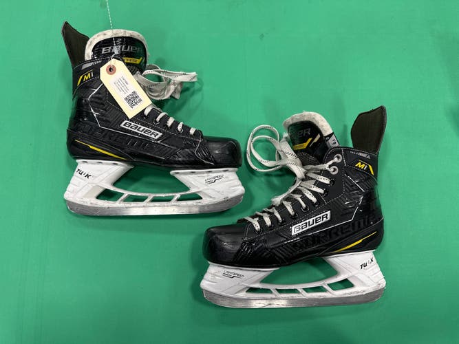 Intermediate Bauer Supreme M1 Hockey Skates Regular Width 6.5 (Used)