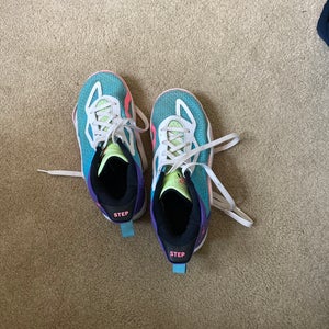 Authentic Jordan basketball shoes in US size 6.5.
Features Living Proof cushioning for comfort, impa