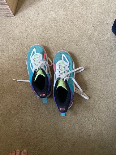 Authentic Jordan basketball shoes in US size 6.5.
Features Living Proof cushioning for comfort, impa