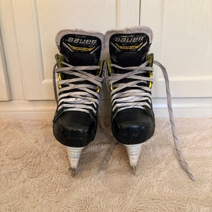 2022 Bauer Supreme M4 Hockey Skates Regular Width Size 2 (Used)