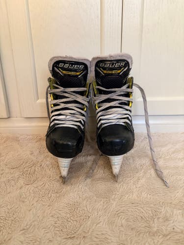 2022 Bauer Supreme M4 Hockey Skates Regular Width Size 2 (Used)