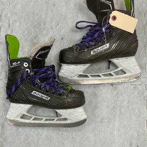 Junior Bauer XLS Hockey Skates Size 2.5 (Used)