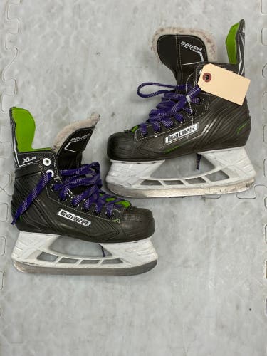 Junior Bauer XLS Hockey Skates Size 2.5 (Used)