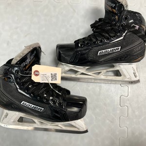 Junior Bauer Supreme S27 Hockey Goalie Skates Regular Width Size 2.5 (Used)