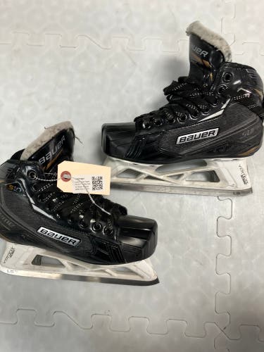 Junior Bauer Supreme S27 Hockey Goalie Skates Regular Width Size 2.5 (Used)