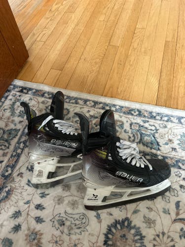 2023 Bauer Vapor Hyperlite 2 Hockey Skates Regular Width 6.5 (Used)