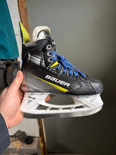 2023 Bauer Vapor X4 Hockey Skates Regular Width Size 2 (Used)