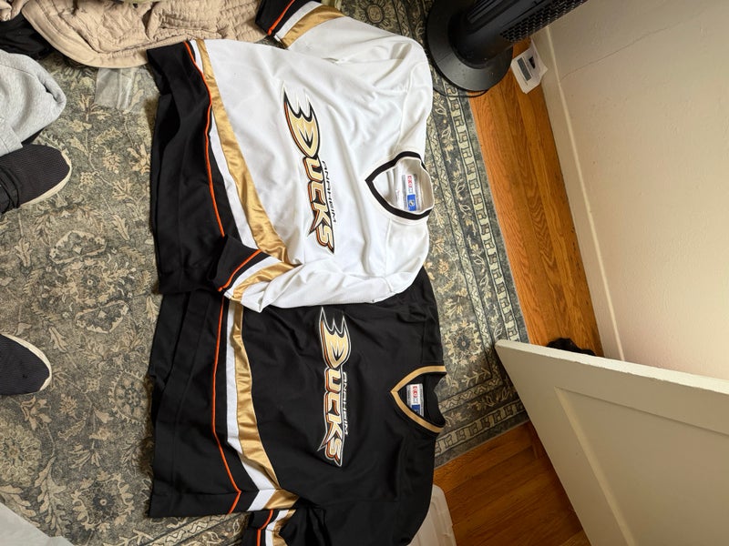 White Large/Extra Large Men's CCM Jersey (Used)