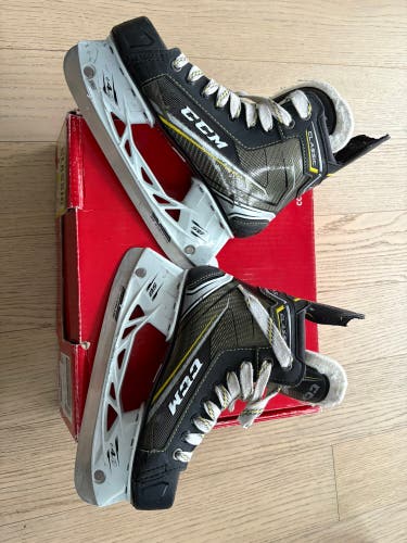 CCM Tacks Classic 9060 Hockey Skates Regular Width Size 5 (Used)