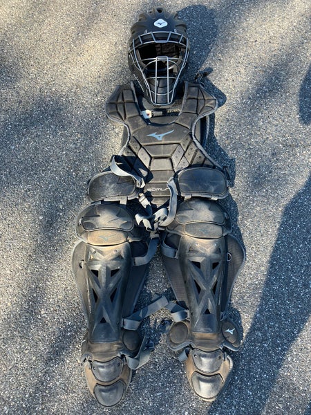 Black Adult Mizuno Samurai Softball Catcher's Combo (Used)