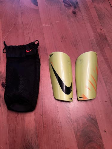 Unisex Medium Nike Mercurial lite Shin Guards (Used)