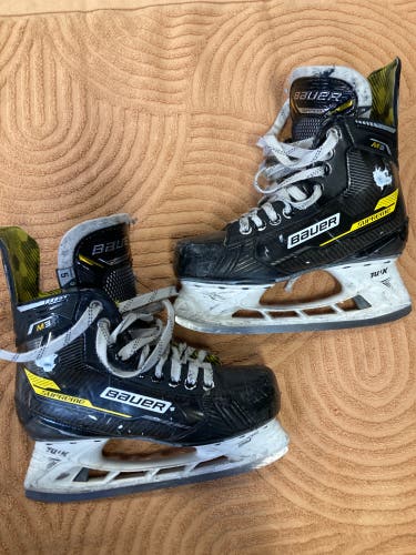 Intermediate Bauer Supreme M3 Hockey Skates Regular Width Size 5 (Used)