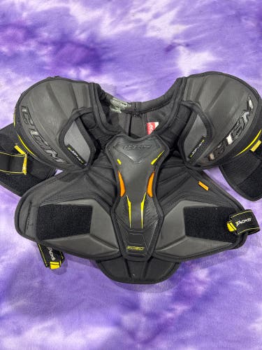 Large Junior CCM Tacks 9080 Shoulder Pads (Used)
