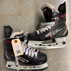 Junior CCM JetSpeed FT470 Hockey Skates Regular Width Size 2.5 (Used)