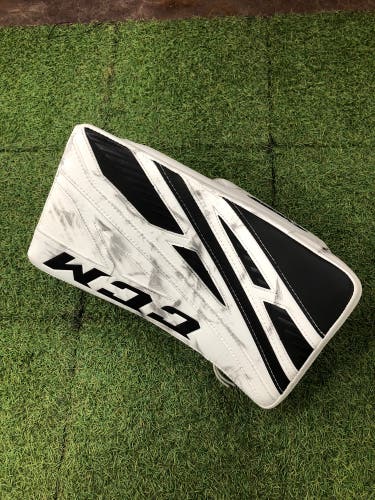Senior CCM Extreme Flex 4 Goalie Blocker Full Right (Used)
