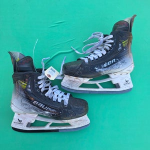 Intermediate Bauer Vapor Hyperlite 2 Hockey Skates Size 5.5 (Used)