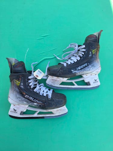Intermediate Bauer Vapor Hyperlite 2 Hockey Skates Size 5.5 (Used)