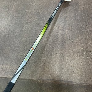 Junior Bauer Vapor Hyperlite 2 Hockey Stick Right Handed P28 53 Flex (Used)